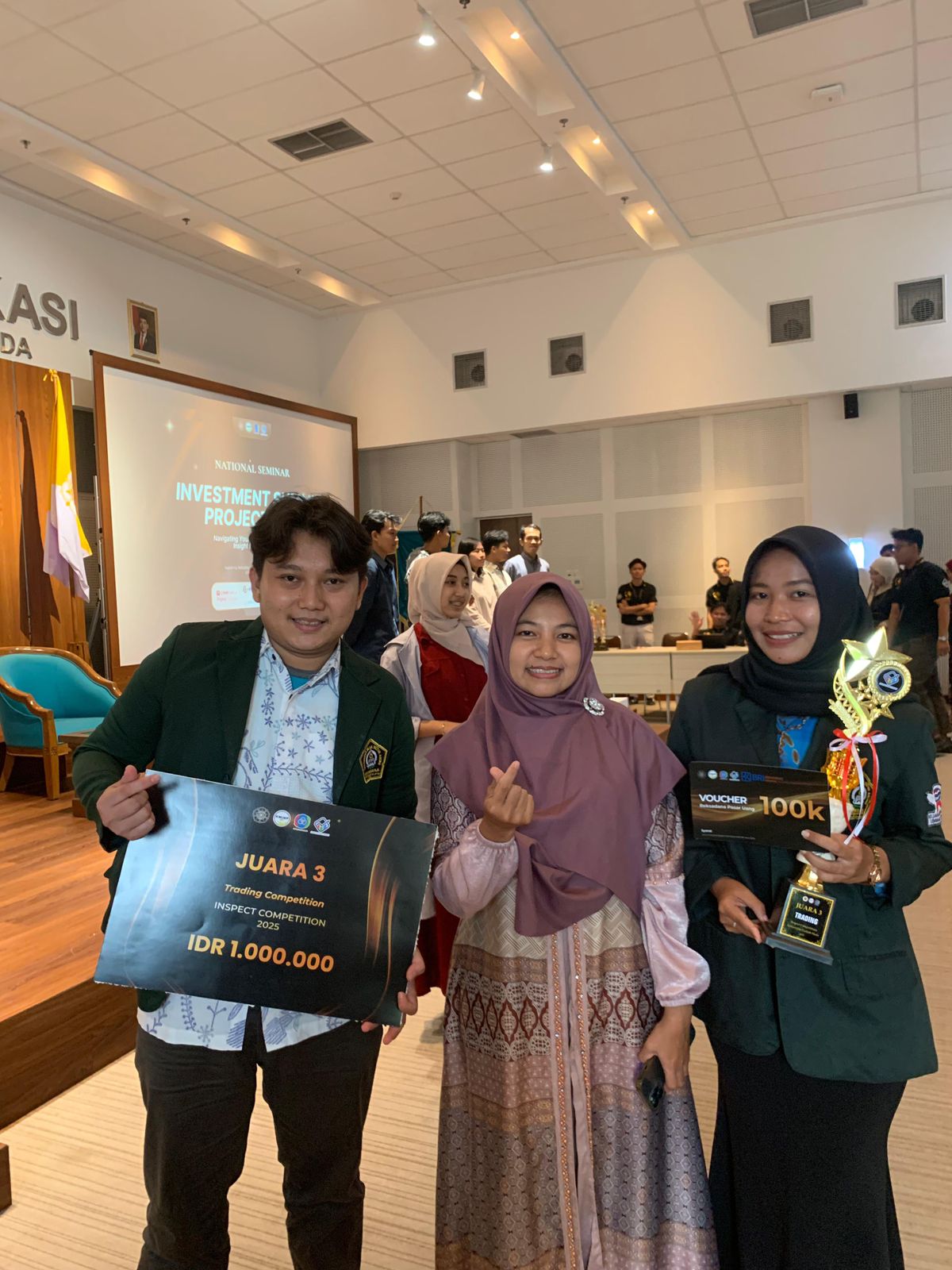 Mahasiswa S1 Akuntansi FEB Unissula Raih Juara III Lomba Trading KSP DEB SV UGM 2025
